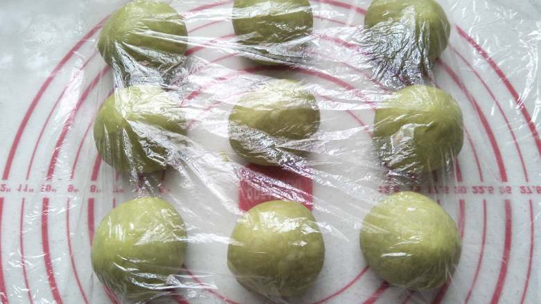 汽车小面包,将面团平均分成9个小面团,滚圆醒15分钟(我算错了,分成8个面团应该会更好看)
