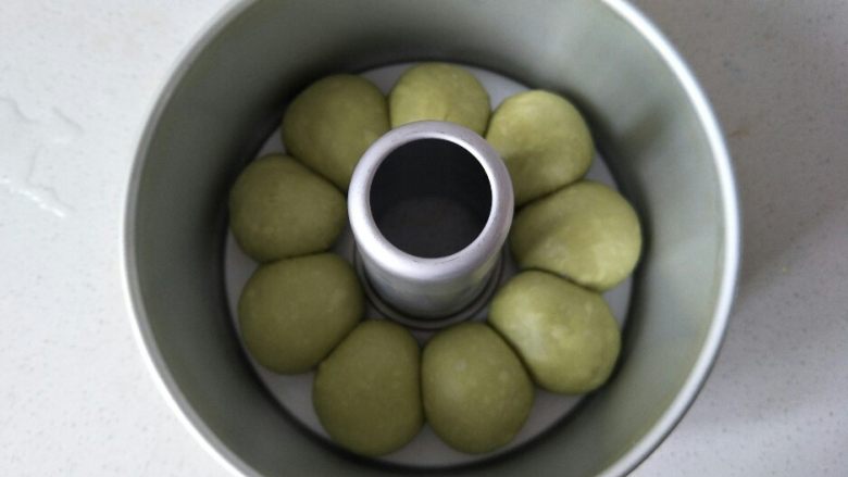 汽车小面包,再次将面团排气滚圆,排入模具中