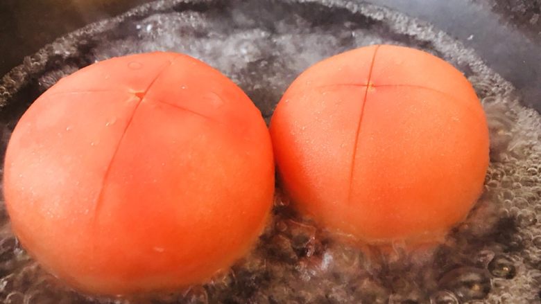 一天家番茄🍅扯面,水开后,在开水中烫煮一分钟。