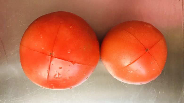 一天家番茄🍅扯面,然后准备食材,<a style='color:red;display:inline-block;' href='/shicai/ 3551'>西红柿</a>两个,顶部切十字刀。