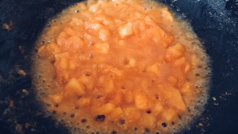 一天家番茄🍅扯面,炖煮一小会儿,出现浓浓的番茄汁。