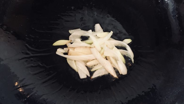 一天家番茄🍅扯面,油热后小火煸炒葱姜,闺女不喜欢吃到葱姜,煸炒出葱油后,弃之不用,只留葱油。