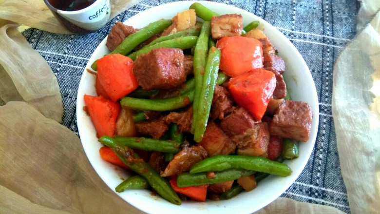 胡萝卜豆角炖五花肉