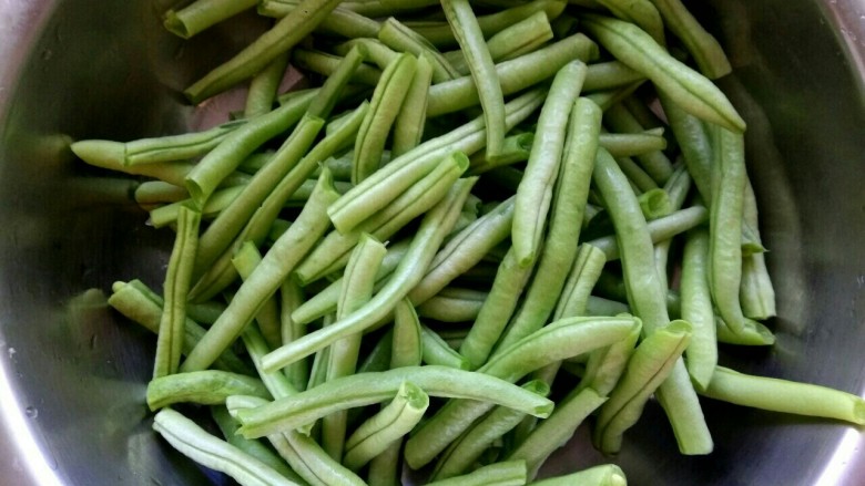 胡萝卜豆角炖五花肉,<a style='color:red;display:inline-block;' href='/shicai/ 3639'>豆角</a>去筋洗净切段