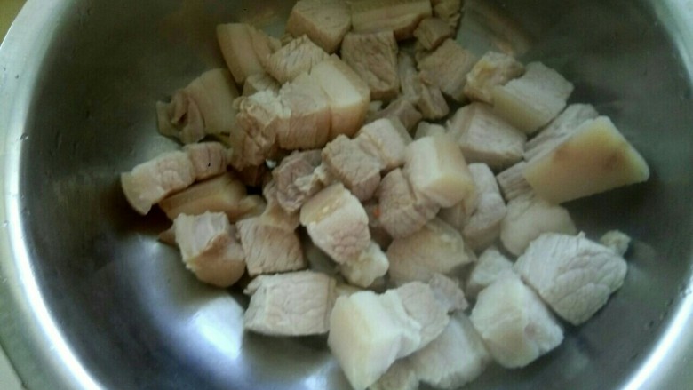 胡萝卜豆角炖五花肉,捞出五花肉用清水洗净,汤扔弃不要