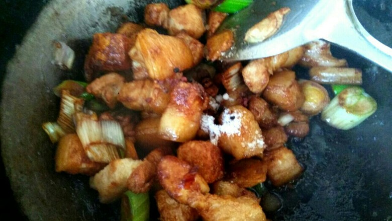 胡萝卜豆角炖五花肉,放入一勺<a style='color:red;display:inline-block;' href='/shicai/ 762'>老抽</a>，两勺<a style='color:red;display:inline-block;' href='/shicai/ 788'>生抽</a>，一勺<a style='color:red;display:inline-block;' href='/shicai/ 10588'>糖</a>，两勺<a style='color:red;display:inline-block;' href='/shicai/ 718'>料酒</a>，适量<a style='color:red;display:inline-block;' href='/shicai/ 700'>花椒</a><a style='color:red;display:inline-block;' href='/shicai/ 695'>八角</a>，翻炒两分钟上色