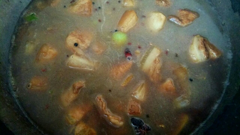 胡萝卜豆角炖五花肉,放入适量温水烧开