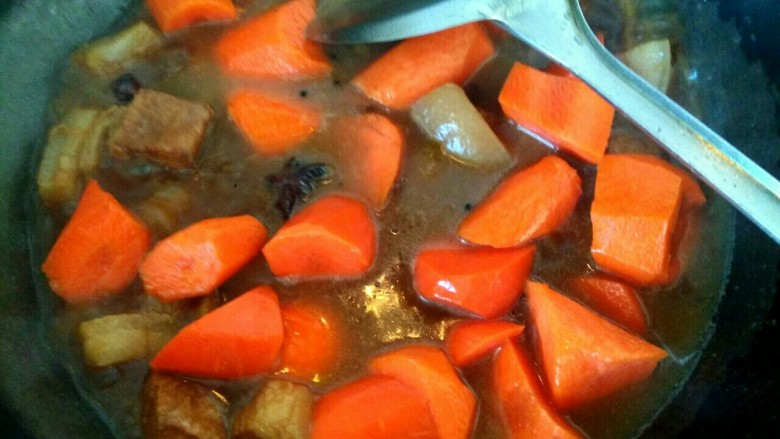 胡萝卜豆角炖五花肉,放入胡萝卜
