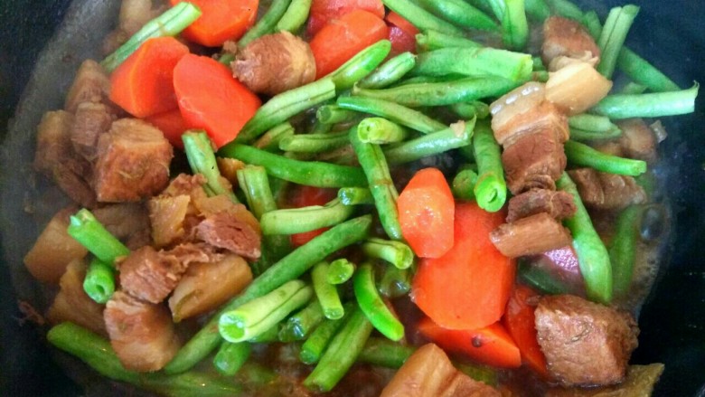胡萝卜豆角炖五花肉,放入豆角大火烧开