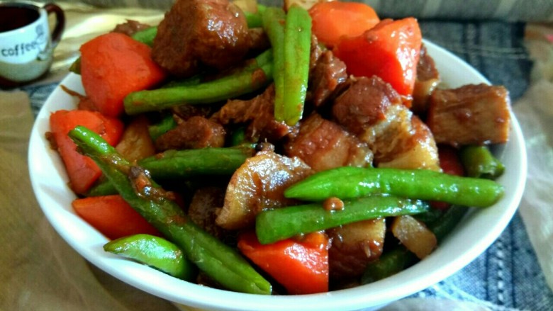 胡萝卜豆角炖五花肉,成品