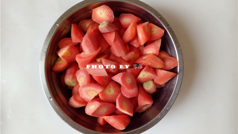 胡萝卜红烧肉,<a style='color:red;display:inline-block;' href='/shicai/ 25'>胡萝卜</a>削皮,洗净,切滚刀块;