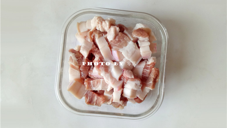 胡萝卜红烧肉,<a style='color:red;display:inline-block;' href='/shicai/ 428'>五花肉</a>洗净后,切方块;