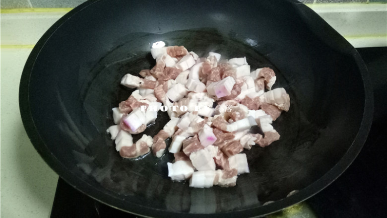 胡萝卜红烧肉,放入五花肉煸炒;