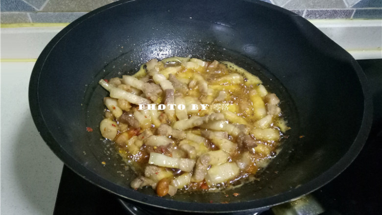 胡萝卜红烧肉,观察五花肉体积明显变小,放入<a style='color:red;display:inline-block;' href='/shicai/ 46964'>郫县豆瓣酱</a>翻炒出香味;