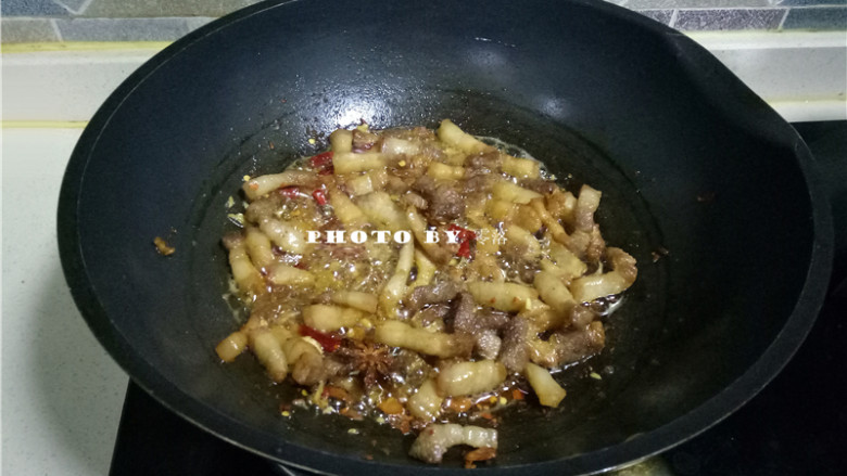 胡萝卜红烧肉,放入干辣椒,花椒,姜粒,八角,三奈,翻炒均匀;