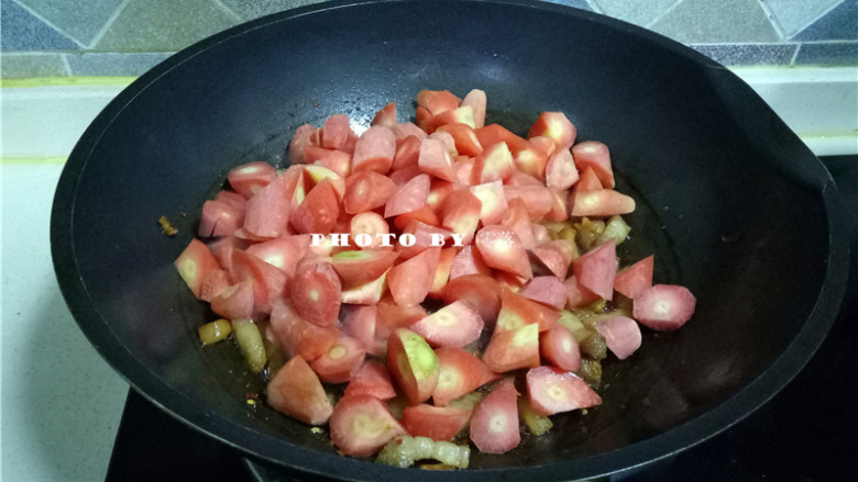 胡萝卜红烧肉,放入胡萝卜,继续翻炒均匀;