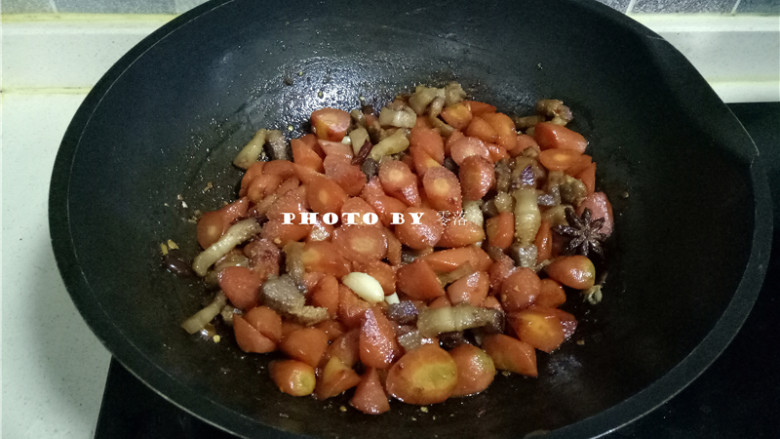 胡萝卜红烧肉,食材烧熟之后,大火收汁,调入适量盐,翻炒均匀,关火;