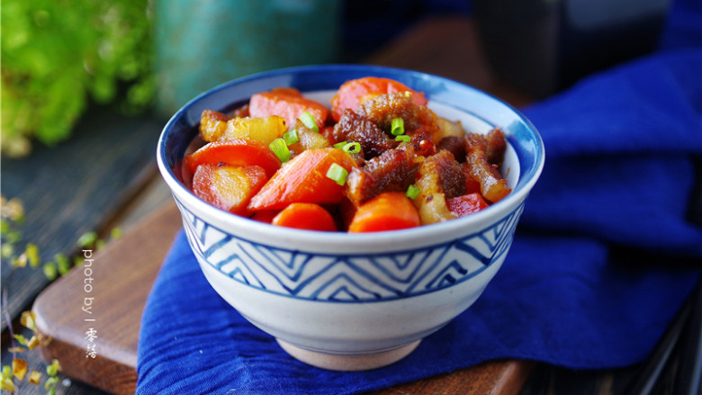 胡萝卜红烧肉,起锅，撒葱花；【胡萝卜红烧肉】做好啦。