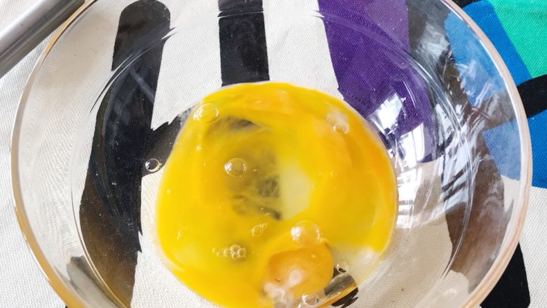 圣诞系列:香蕉松饼,食材处理:面糊部分
鸡蛋打散