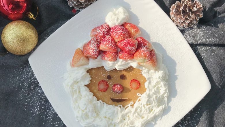圣诞系列:香蕉松饼,圣诞老人🎅:
取一片松饼作为圣诞老人的脸 打发好的奶油装进裱花袋挤出圣诞老人的白色胡须和头发
草莓摆成帽子的形状 如图所示