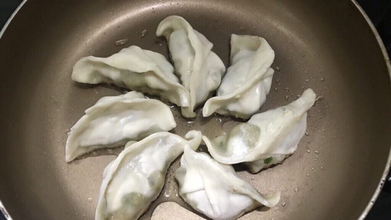 元宝满地——饺子抱蛋,放入饺子,小火煎,直到底部有坚硬的壳