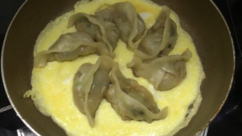 元宝满地——饺子抱蛋,蛋液煎到金黄并完全凝固,饺子也被定型了,哈哈