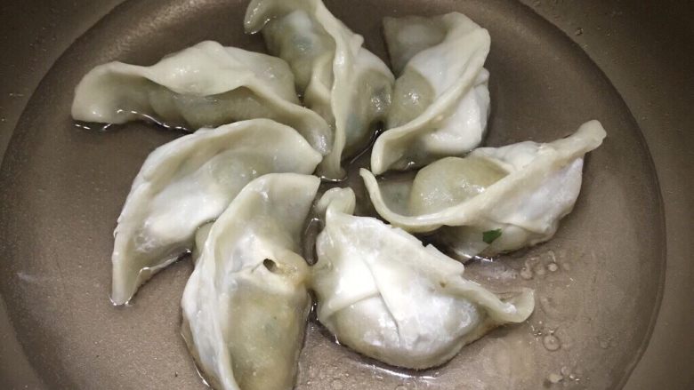 元宝满地——饺子抱蛋,倒入适量清水,水的份量大概沫过饺子底部即可