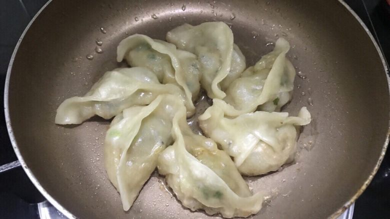 元宝满地——饺子抱蛋,盖上锅盖,等水烧干