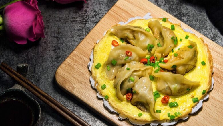 元宝满地——饺子抱蛋,漂亮的饺子抱蛋就做好了,像不像一个个金元宝?