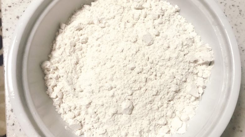 迷你花边糯米烧麦,和面:加一小勺盐用温水和面(加盐是为了增加韧性)