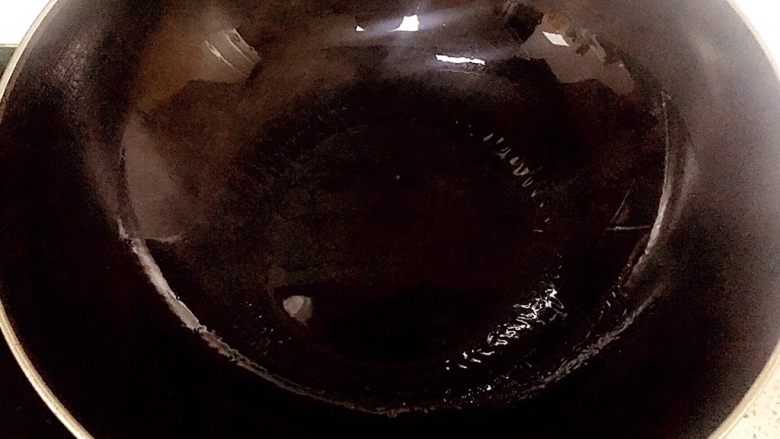 迷你花边糯米烧麦,制作馅料:开火,锅内放油