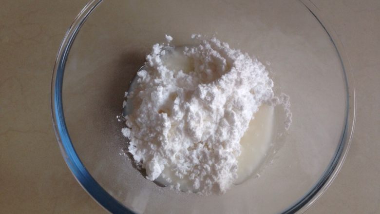 圣诞姜饼屋,蛋白粉和糖粉放入到盆里,加入凉开水,搅拌均匀
