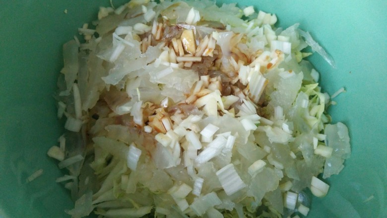 凉拌蛰头菜心,加入2勺<a style='color:red;display:inline-block;' href='/shicai/ 788'>生抽</a>,和2勺醋