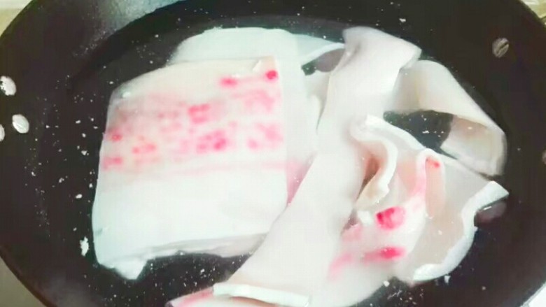乡味+盐城嫩滑胡萝卜汁皮冻,猪肉皮和冷水一起烧开,放点<a style='color:red;display:inline-block;' href='/shicai/ 894'>黄酒</a>继续小火烧十分钟