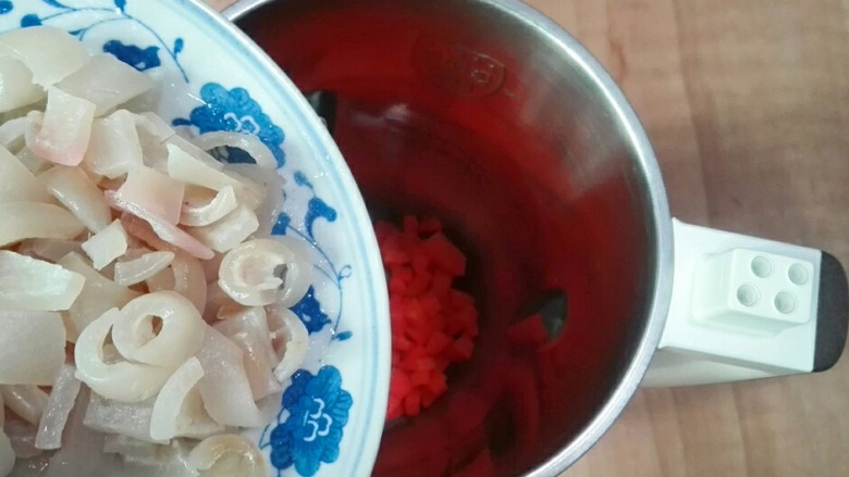 乡味+盐城嫩滑胡萝卜汁皮冻,把胡萝卜丁,肉皮小条一起放到<a style='color:red;display:inline-block;' href='/shicai/ 12054'>豆浆机</a>里面