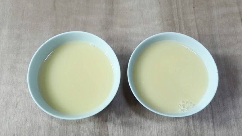 乡味+盐城嫩滑胡萝卜汁皮冻,分别倒在几个小碗里面,封上保鲜膜,冰箱冷藏四小时