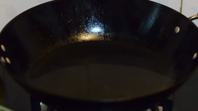 葱油拌嫩芹,倒入清水。煮到大约60度,关火。有温度计最好。没有的话,这个温度已经有点烫手了(。ì _ í。)