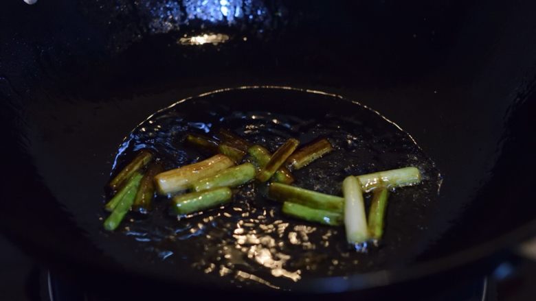 葱油拌嫩芹,葱油熬到葱段瘪掉,略焦即可。