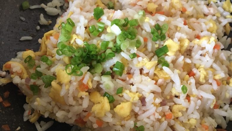 洋葱虾仁炒饭,加葱关火,靠余温翻炒均匀出锅