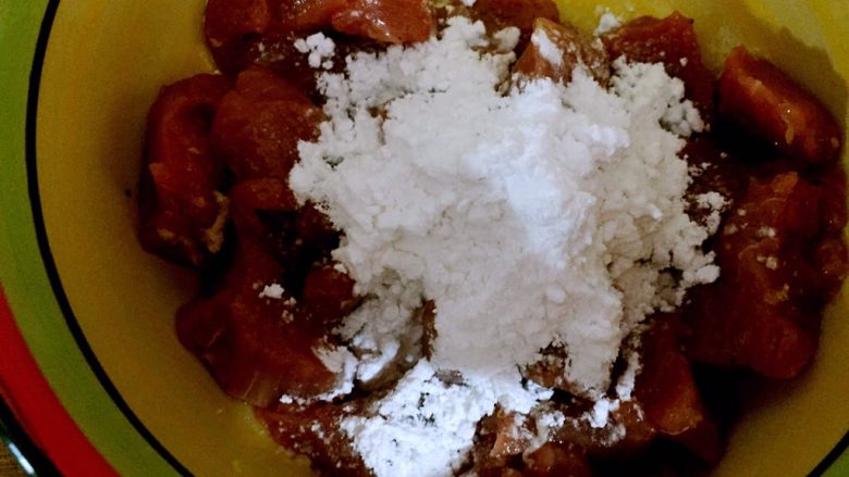 黑龙江+溜肉段,放入适量淀粉,切记不可用橙粉,橙粉会特别黏,肉段的口感也不是特别好