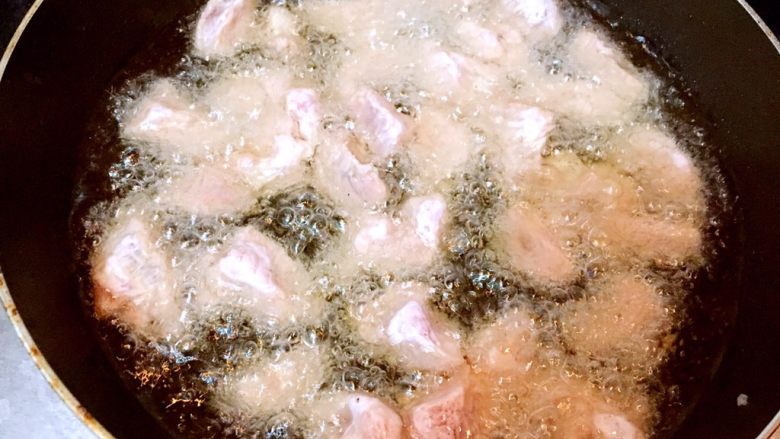 黑龙江+溜肉段,油稍热后放入肉段,炸至定型,捞出,再放油锅复炸