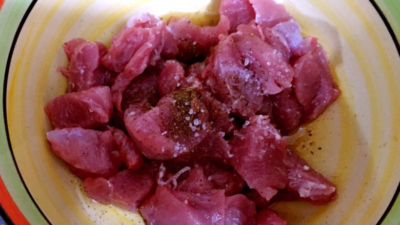 黑龙江+溜肉段,里脊中放入盐,料酒,<a style='color:red;display:inline-block;' href='/shicai/ 10404'>花椒面</a>