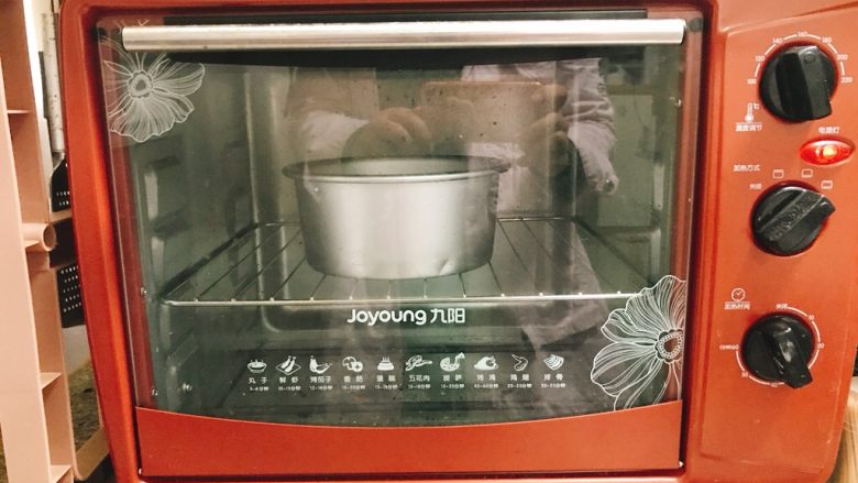 芝麻戚风蛋糕,放入烤箱,中层,上下火150度烤35-40分钟……时间根据各自烤箱“脾气”而定,注意观察上色情况……别烤糊了……