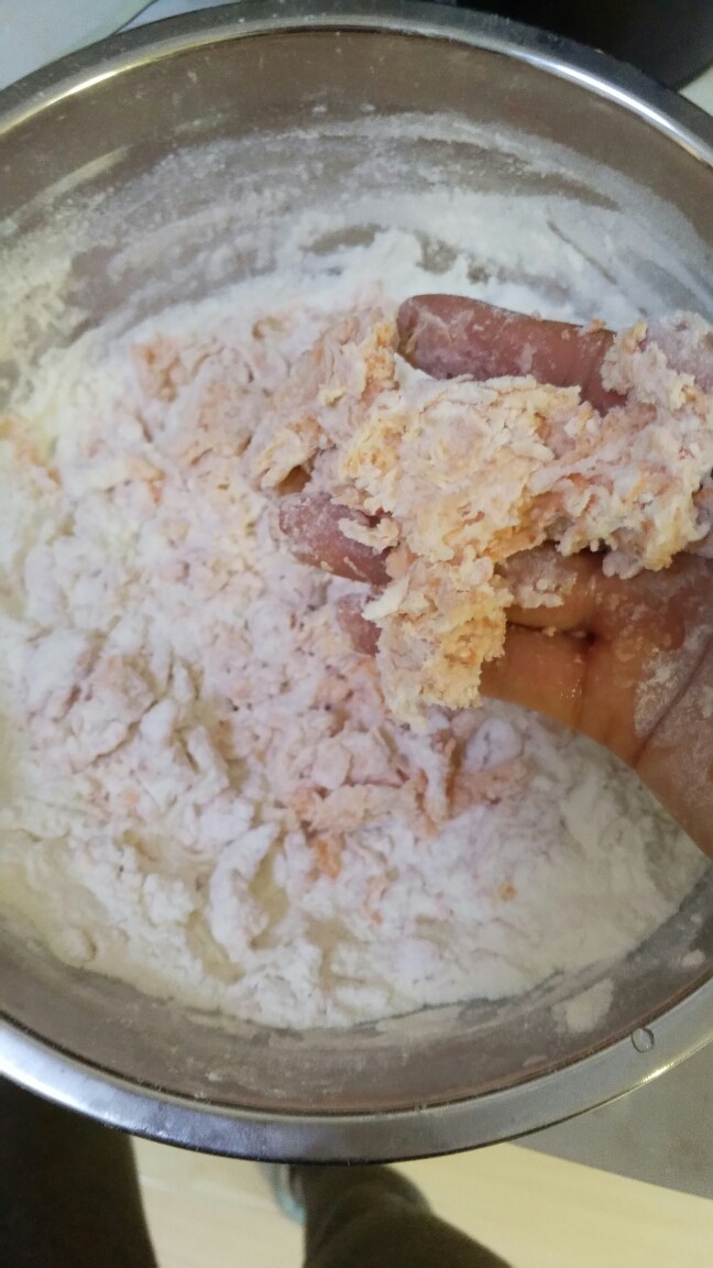 黄金馒头,胡萝卜汁和渣加入面盆,搅拌成絮状物。