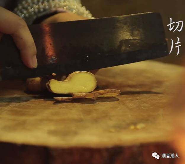 韭黄炒虾仁,❥ 将<a style='color:red;display:inline-block;' href='/shicai/ 2800'>生姜</a>切片，放置盘中，待用