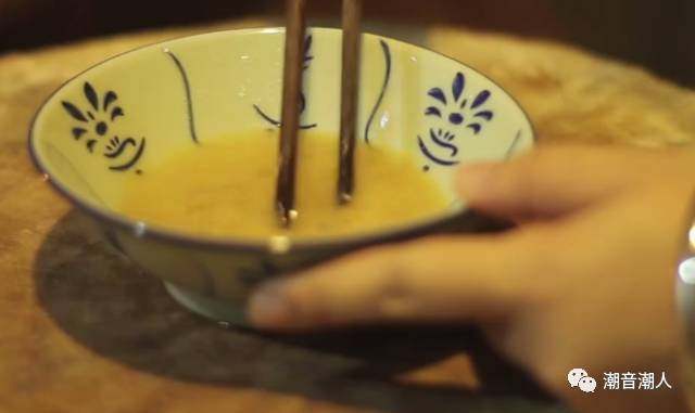 韭黄炒虾仁,❥ 之后准备芡汁，在碗中倒入适量的水，依次加入适量的<a style='color:red;display:inline-block;' href='/shicai/ 721'>蚝油</a>和淀粉，搅拌均匀