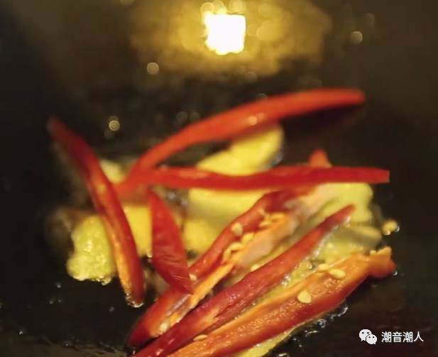 韭黄炒虾仁,❥ 然后热锅，倒入适量的油，将生姜和红辣椒一起倒入锅中煸香