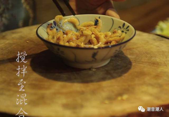 韭黄炒虾仁,❥ 接着将<a style='color:red;display:inline-block;' href='/shicai/ 287'>虾仁</a>倒入碗中，依次倒入少量的盐、<a style='color:red;display:inline-block;' href='/shicai/ 10588'>糖</a>、<a style='color:red;display:inline-block;' href='/shicai/ 720'>胡椒粉</a>和油，搅拌均匀