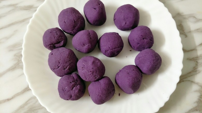 紫薯芝麻饼,搓成一个个小圆球,喜欢馅料的这一步可以包上馅料