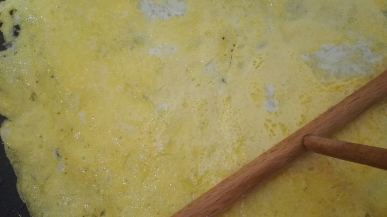 #乡味#无锡鸭卷鲜,用工具把蛋液摊平,摊圆